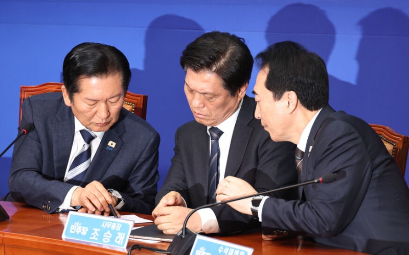 전면전 치닫는 합당 갈등…당내 “민생정책은 뒷전 밀려” 자성