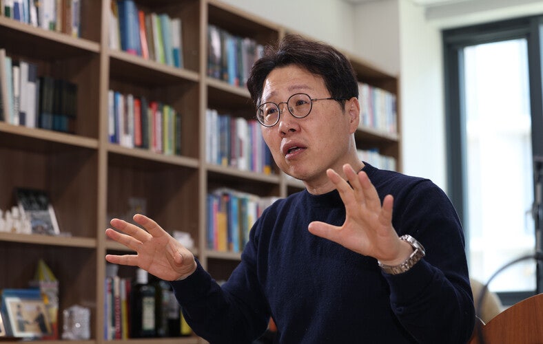 [직격 인터뷰] “<b>트럼프</b>발 ‘세력권 질서’ 회귀, 약소국 희생양 삼을 ...