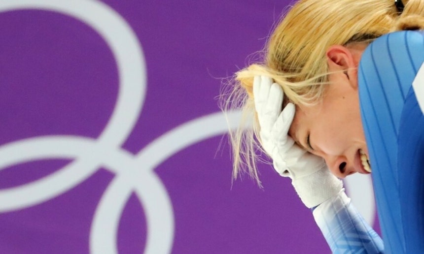 2018 평창겨울올림픽 여자 매스스타트에서 은메달을 딴 뒤 눈물을 흘리고 있는 김보름. 팀 추월 경기 때 생긴 왕따 논란으로 김보름은 힘든 나날을 보내다가 이 경기에 나섰다. 연합뉴스