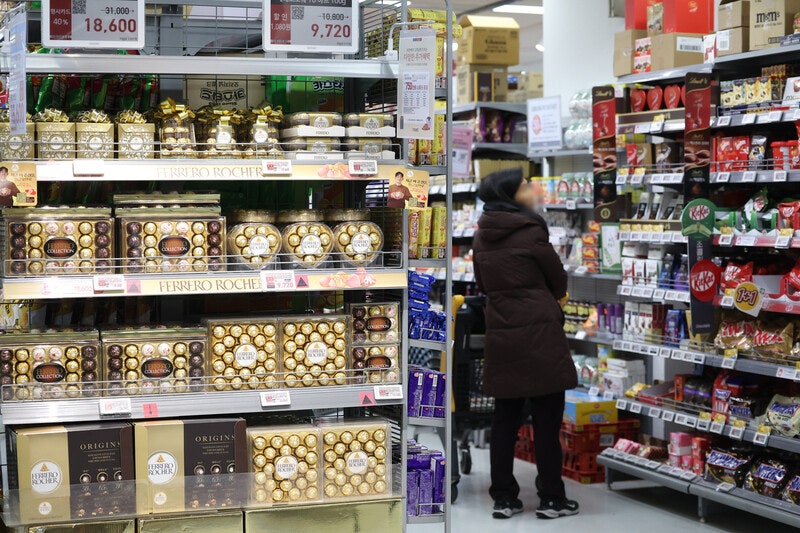 [사설] 대형마트 새벽배송, 골목상권·노동권 보호 전제돼야