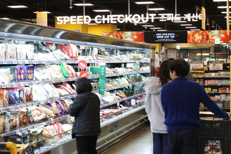 쿠팡 독점 깨려 새벽배송 완화?…‘골목상권 상납’ 비판