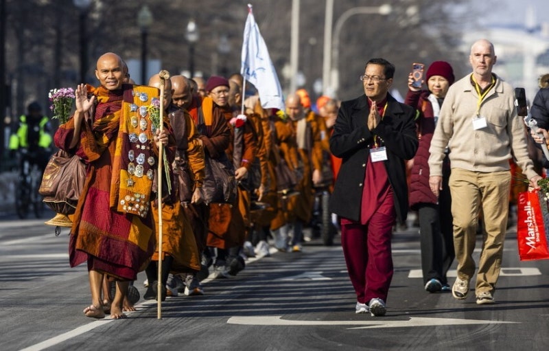 [르포] 승려들 3700㎞ 침묵 행진…신음하는 미국 뒤흔들었다