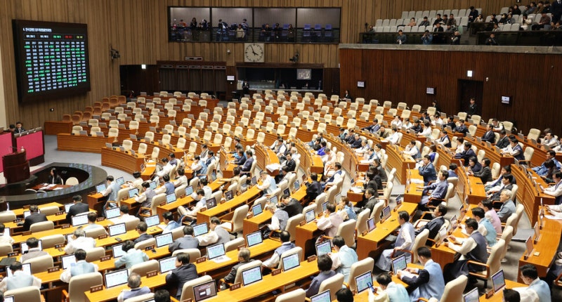 출산 50일 전부터 ‘남편 유급휴가’…63개 민생법안 본회의 통과