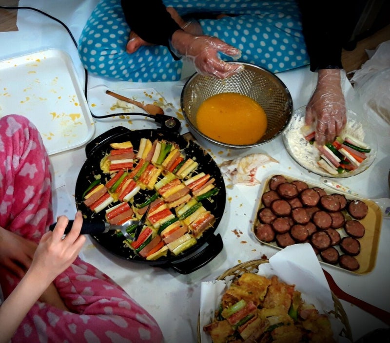 “바닥에 앉아 전 부치지 마세요” 설 음식 준비 5가지 건강원칙