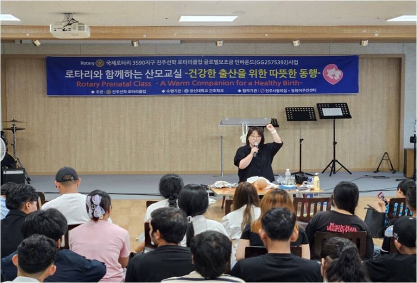 지난해 7월 미등록 이주민 산모와 가족을 대상으로 진주사랑의집에서 열린 산모 교육 현장. 김영수 교수 제공