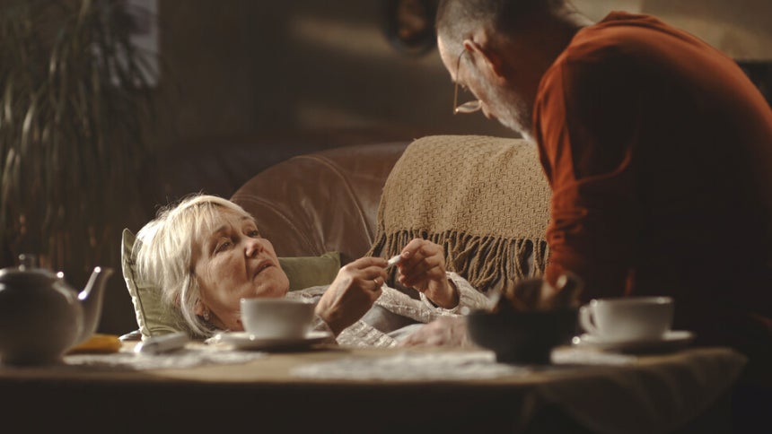 가족의 임종 여부보다 중요한 것은 살던 집에서 편안히 숨을 거두는 것이다. 사진은 쾌적한 거실에서 와병 중인 아내의 체온을 재고 대화를 나누는 남편의 모습. 게티이미지뱅크