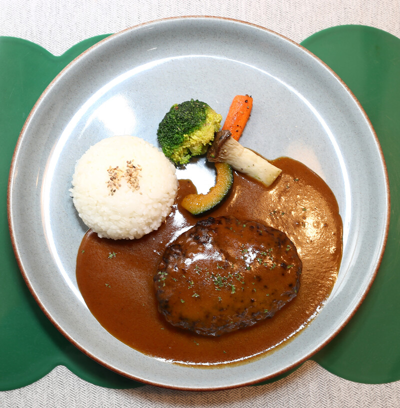 도톰한 ‘모래재너머’ 함박스테이크. 박미향 선임기자