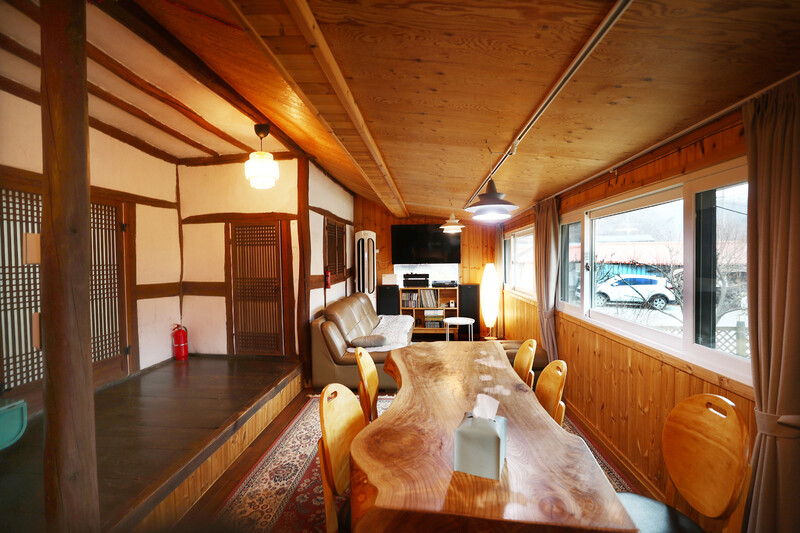 농가민박 집 ‘셰프의 정원’의 실내 풍경. ‘건축탐구 집’(EBS)에도 소개됐다. 박미향 선임기자