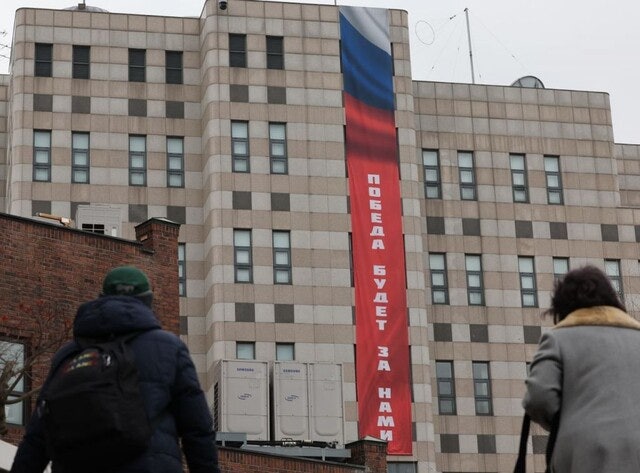 러 대사관, 서울 시내에 ‘승리는 우리 것’ 대형 현수막…철거 요청도 무시