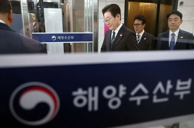 이재명 대통령이 지난해 12월23일 부산 동구 해양수산부 청사에서 열린 해수부 업무보고에 입장하고 있다. 연합뉴스