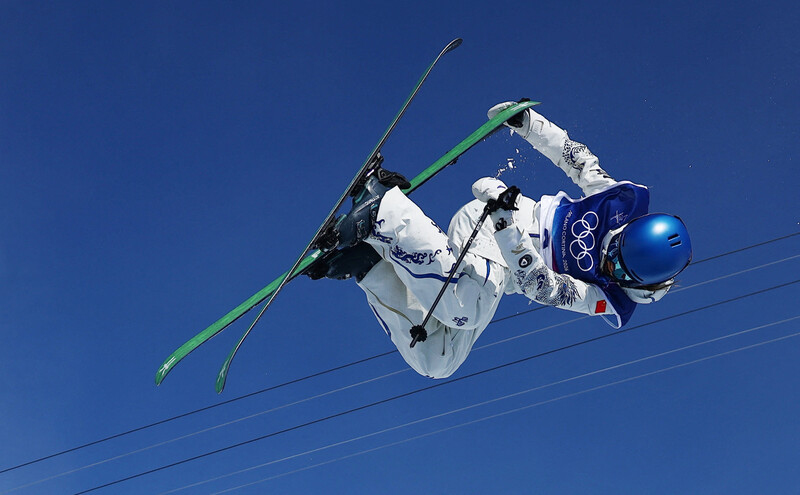 22일(한국시각) 이탈리아 리비뇨 스노파크에서 열린 2026 밀라노·코르티나담페초겨울올림픽 프리스타일 스키 여자 하프파이프 결선에서 중국의 구아이링(에일린 구)이 연기를 펼치고 있다. 리비뇨/로이터 연합뉴스