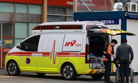 서울의 한 대학병원 응급의료센터 앞에서 구급대원이 환자를 살펴보고 있다. 김혜윤 기자 unique@hani.co.kr