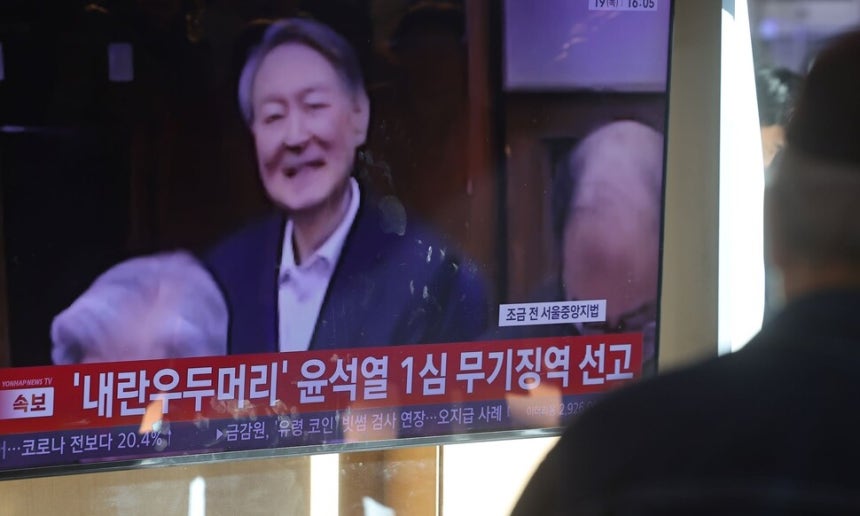 19일 서울역 대합실에서 시민들이 12·3 비상계엄 관련 내란 우두머리 혐의로 기소된 윤석열 전 대통령에 대한 1심 선고공판 TV 생중계를 시청하고 있다. 이날 서울중앙지법 형사합의25부(지귀연 부장판사)는 윤 전 