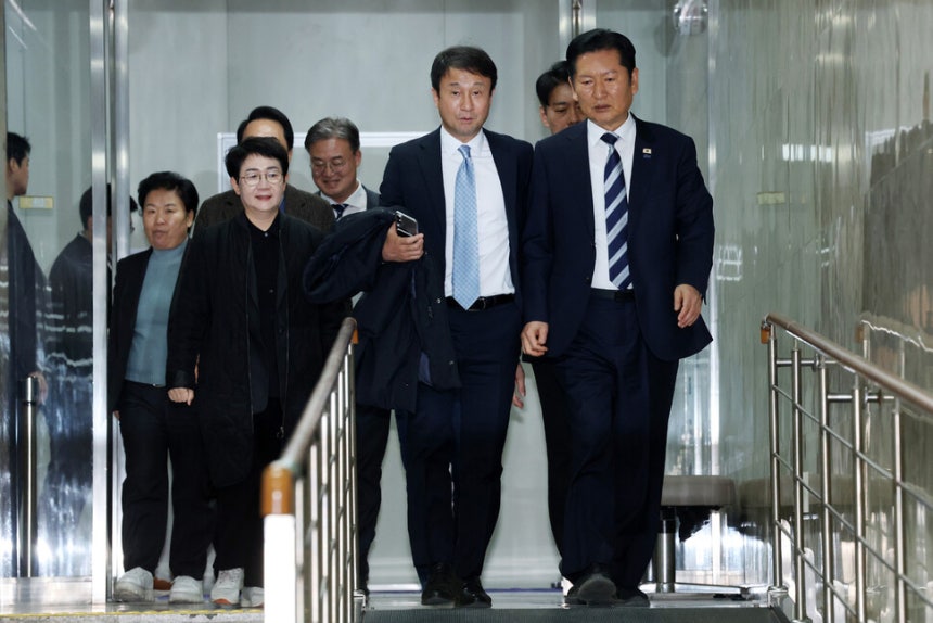 더불어민주당 정청래 대표(오른쪽)와 한병도 원내대표가 22일 오후 국회에서 열린 비공개 의원총회에 참석하고 있다. 김영원 기자 forever@hani.co.kr