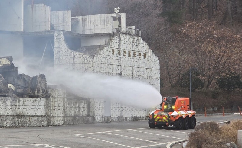 소방관 도울 ‘피지컬AI’ 동료 생겼다…현대차, 무인소방로봇 4대 기증