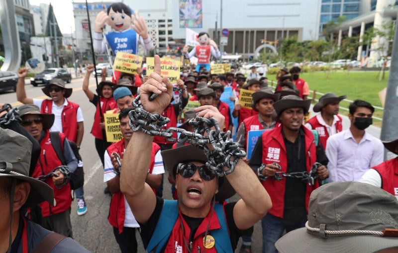 “사용자에 취업 연장 전권, 맞나요” 고용허가제 재고용 조항 위헌심판 신청