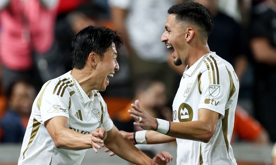 손흥민 상대 2명 퇴장 유도, 도움 2개…팀은 리그 개막 2연승