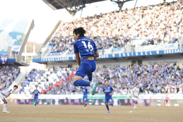 ‘이정효 매직’ 수원 삼성 축구판을 바꾼다…개막전 2만 관중, 1부 팀보다 인기