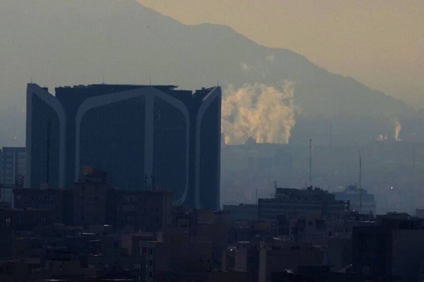 1일(현지시각) 이란 테헤란에서 폭발로 연기가 치솟고 있다. 테헤란/AFP 연합뉴스