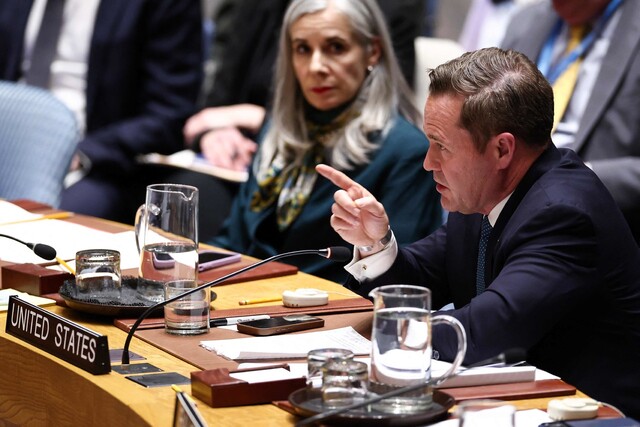 마이크 왈츠 유엔 주재 미국 대사가 28일 미국 뉴욕에서 열린 유엔 안전보장이사회 긴급회의에서 이란 대표단을 향해 손가락질하며 발언하고 있다. AFP 연합뉴스