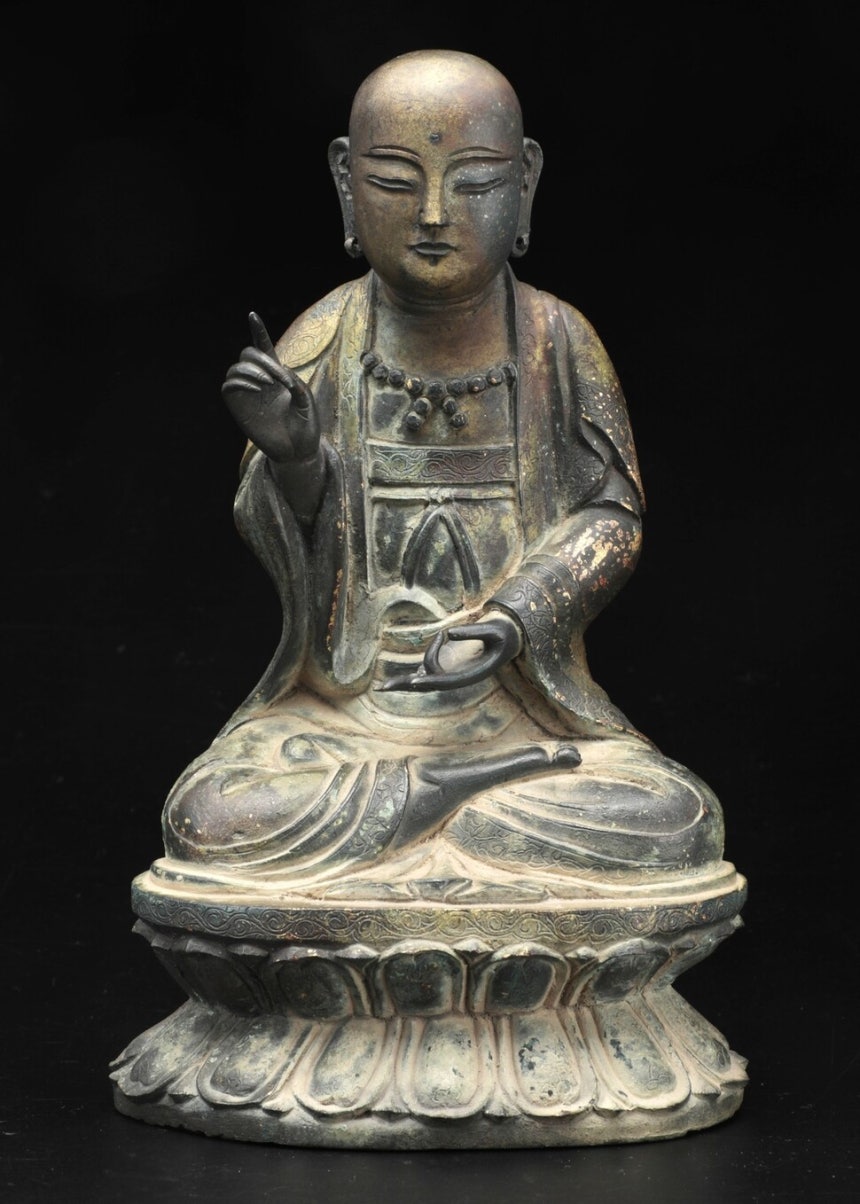 지난 1월 공개된 조선 초 15세기 금동지장보살좌상의 정면. 손금과 발금이 묘사됐고 가사 자락, 연화대좌 등의 세부에도 섬세한 장식무늬가 베풀어져 있다. 소장자 제공