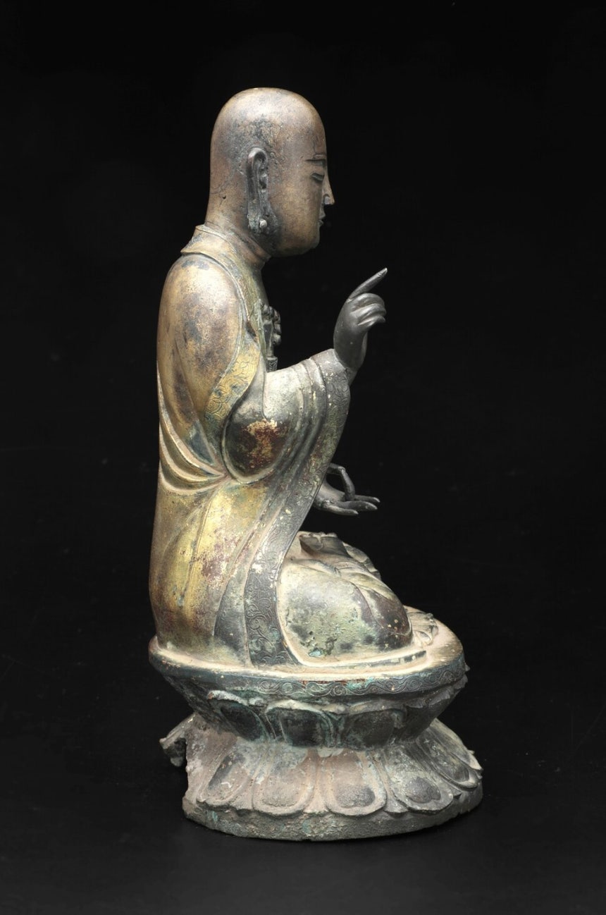 금동지장보살좌상의 옆면. 손금과 발금이 묘사됐고 가사 자락, 연화대좌 등의 세부에도 섬세한 장식무늬가 베풀어져 있다. 소장자 제공