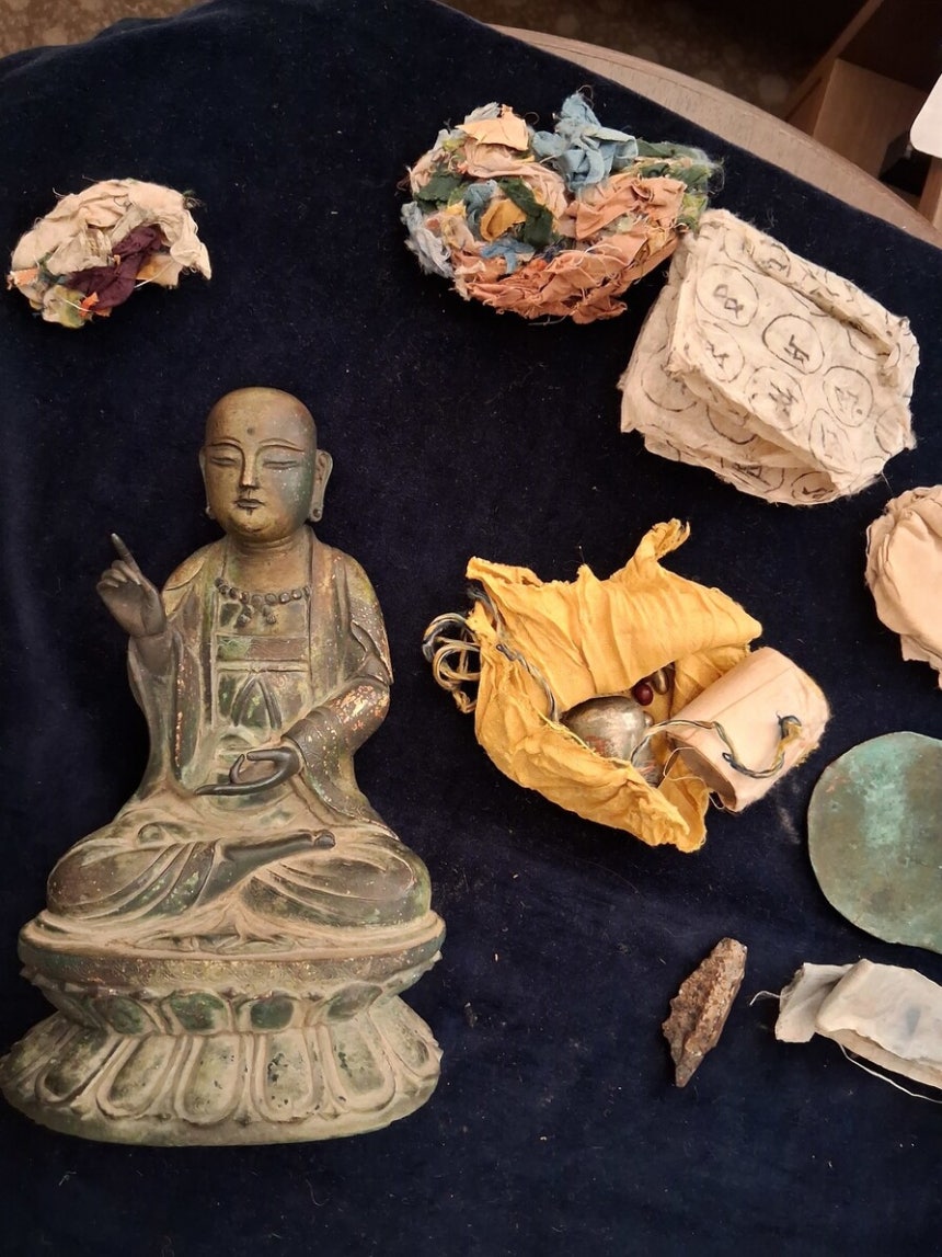 지장보살좌상 주위로 불상 몸체 안에서 나온 후령통, 다라니경문, 천으로 된 충전물 등을 꺼내놓은 모습. 노형석 기자