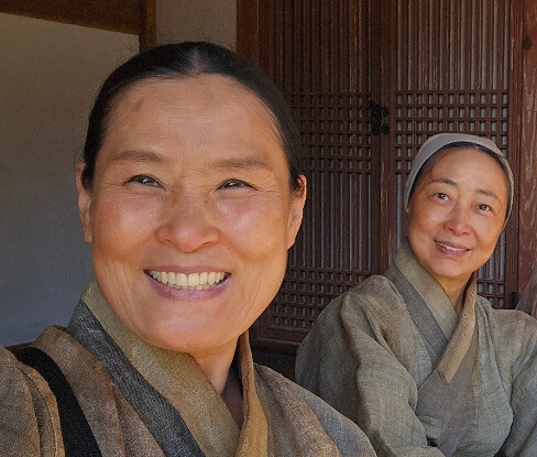 ‘왕과 사는 남자’ 촬영 현장의 배우 엄춘미(왼쪽). 엄춘미 제공