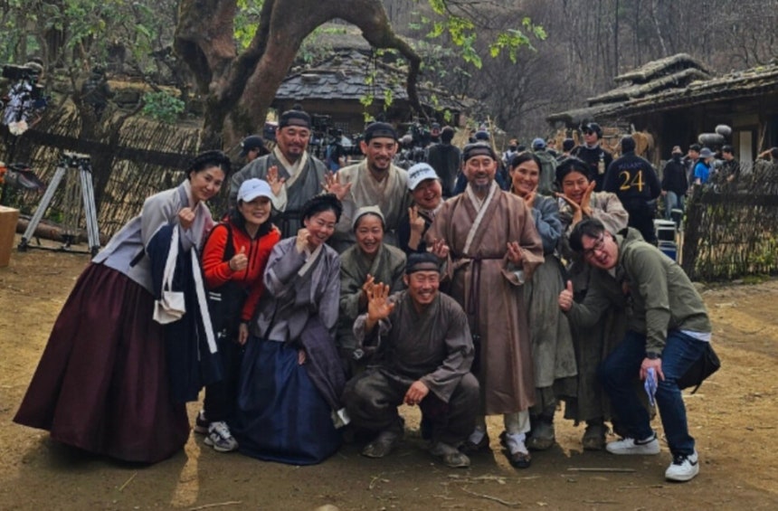 ‘왕과 사는 남자’ 촬영 현장에서 극단 ‘청년극장’ 배우들이 함께 찍은 사진. 엄춘미 제공