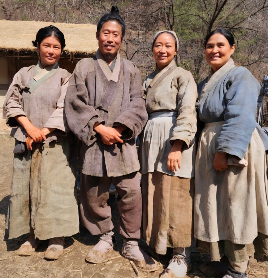 ‘왕과 사는 남자’ 촬영 현장에서 배우 엄춘미(맨 오른쪽)이 배우 유해진과 다른 배우들과 찍은 사진. 엄춘미 제공