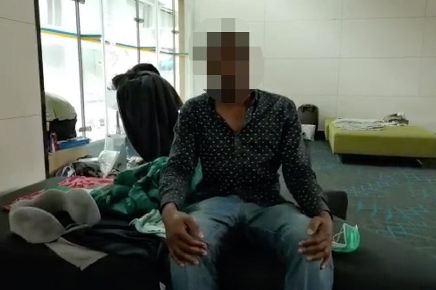 인천공항 환승구역에서 1년째 구금돼 ‘노숙’ 중이던 2021년 2월의 응고마(가명)씨 모습. 난민 행정구금 권리구제단 제공