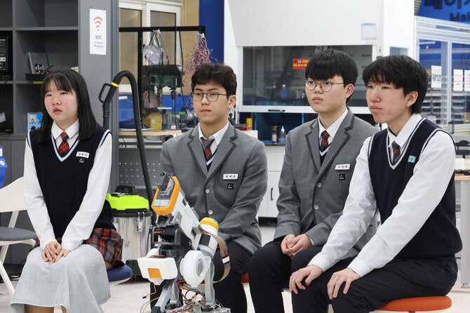 “맘껏 실패해봐”…뒤로 고꾸라진 ‘망한 로봇’에 학교가 상을 준 이유는?