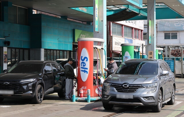 정유사 손실, 세금으로 보전…최고가격제에 ‘사재기’ 우려도