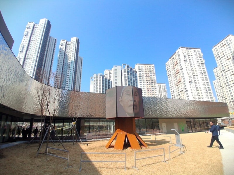 금천구에 서울시립서서울미술관 개관…파격 퍼포먼스 무대로 첫 인사