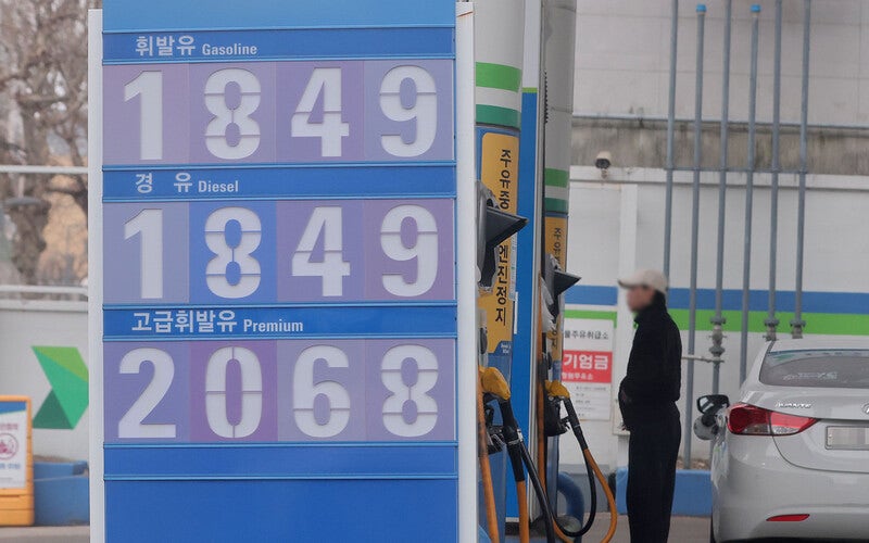 ‘최고가격제 사흘째’ 휘발유 1840원대로…기름값 내림세, 감소폭은 줄어