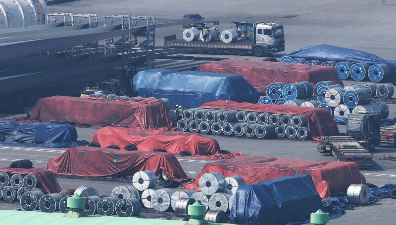 장기 불황·중 과잉공급 이어 ‘미 301조 조사’ 통상압박…철강·석화 ‘이중고’