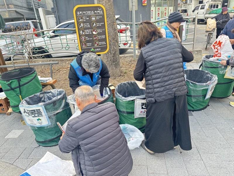 “어머니, 다음엔 페트병 뚜껑 닫아 와요” “아이고, 몰랐어”…우리 동네 재활용 지킴이