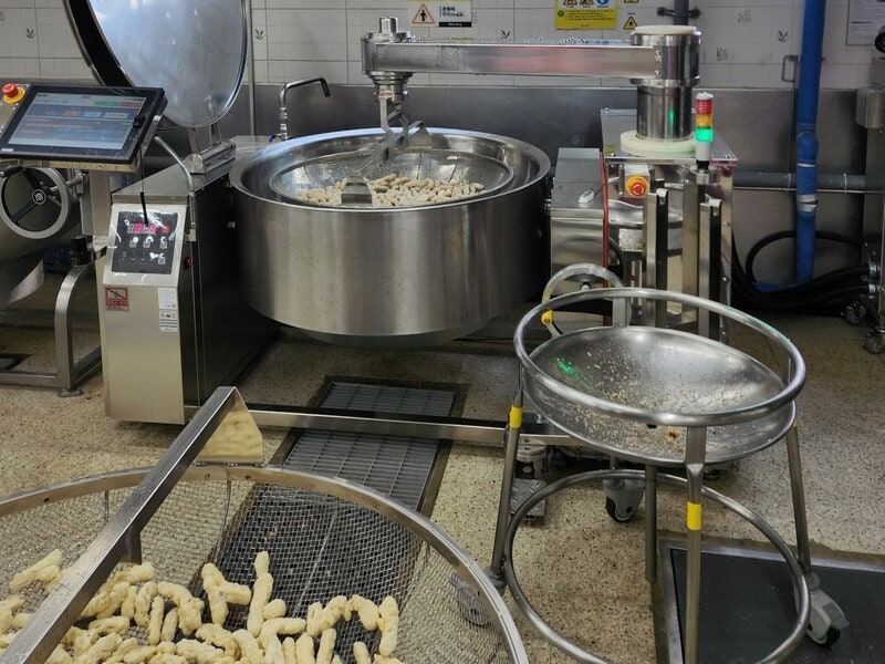 [단독] 급식실의 조리로봇 수발드는 노동자들…“전국 53대 배치됐지만 효과 체감 못해”