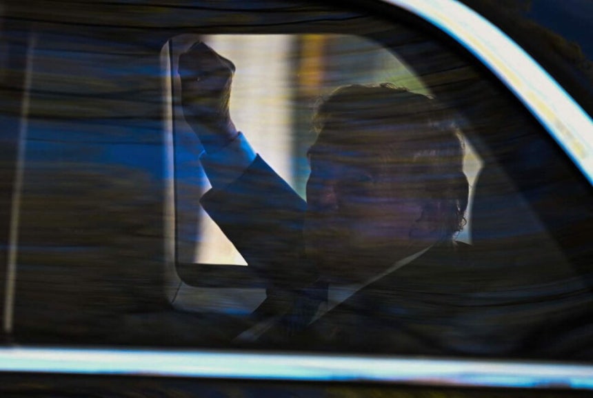 23일 미국 테네시주 멤피스에서 도널드 트럼프 미국 대통령이 가수 고 엘비스 프레슬리의 자택인 ‘그레이스랜드’에 도착한 모습이다. 트럼프 대통령은 멤피스 폭력범죄퇴치 태스크포스 회의에 참석한 뒤 그레이스랜드를 방문했