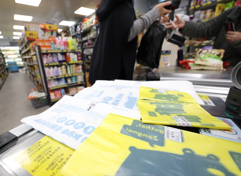전쟁발 원료난에 종량제봉투 사재기…정부·유통업계 “수급 이상 없어”