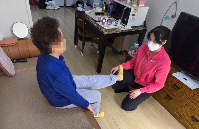 집에서 진료부터 요양까지…고관절 수술받은 71살 김명자 할머니가 웃었다