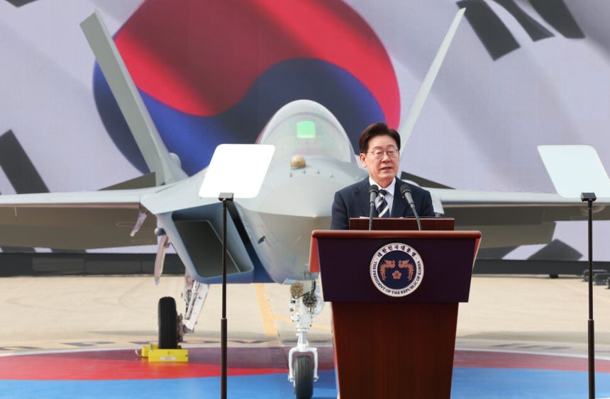 이재명 대통령이 25일 경남 사천 한국항공우주산업(KAI)에서 열린 케이에프(KF-21) 양산 1호기 출고식에서 격려사를 하고 있다. 청와대사진기자단