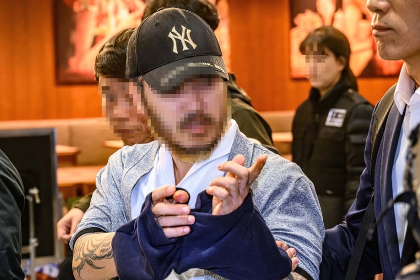 필리핀에서 교민 3명 살해, 탈옥, 국내 마약 유통 등을 일삼으며 ‘마약왕’으로 불리던 박왕열이 25일 인천국제공항을 통해 국내로 송환되고 있다. 연합뉴스