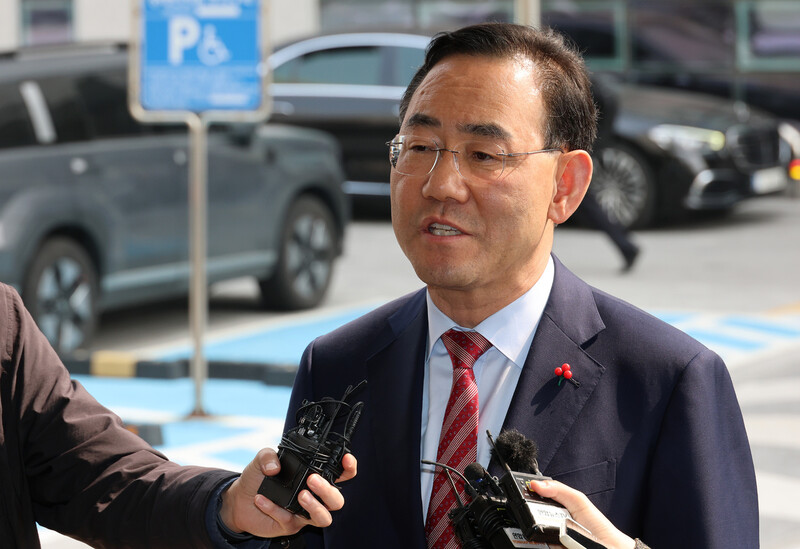 주호영 국회부의장이 27일 서울 양천구 서울남부지방법원에서 자신을 6·3 지방선거 공천에서 배제(컷오프)한 국민의힘 공천관리위원회 결정 효력을 정지해 달라며 낸 가처분 신청 심문에 출석하며 취재진 질문에 답하고 있다