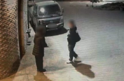 피해자에게 접근하는 보이스피싱 수거책. 춘천경찰서 제공