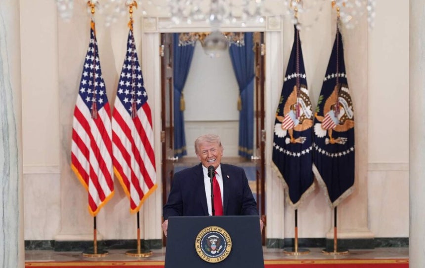 도널드 트럼프 미국 대통령이 1일(현지시각) 워싱턴 백악관 크로스홀에서 대국민 텔레비전 연설을 하고 있다.워싱턴/AFP 연합뉴스