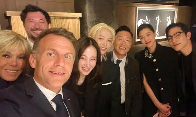 마크롱, 전지현·전종서와 셀카…스트레이키즈 노래가 배경음악