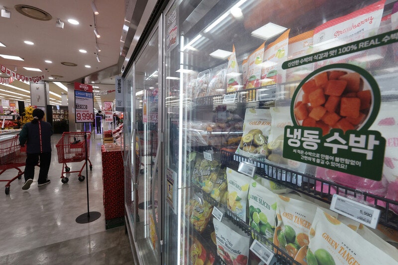 ‘항공 직송’ 연어·망고 가격 급등…유통업계도 중동전쟁 불똥