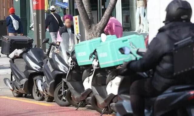 “시동 끌 수도 없고”…배달기사들도 ‘치솟는 기름값’에 속앓이