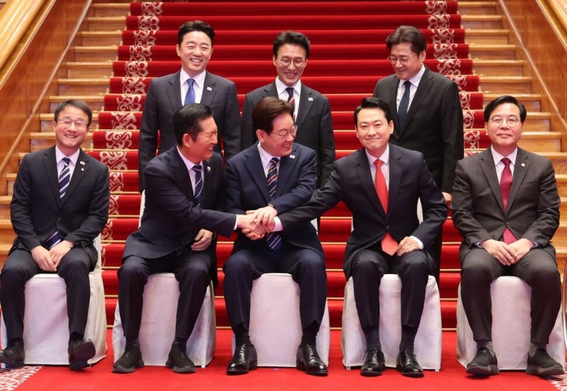 “두분 요새도 손 안잡나요?”…이 대통령, 여야 대표 손 끌어 모아